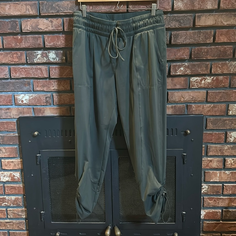 Rachel Zoe pull-on hunter green knit pant. Size L.